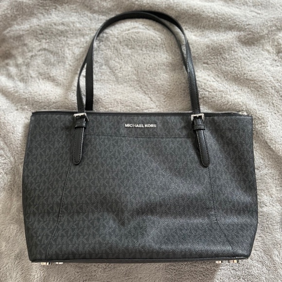 MICHAEL KORS Black Purse - Picture 1 of 3